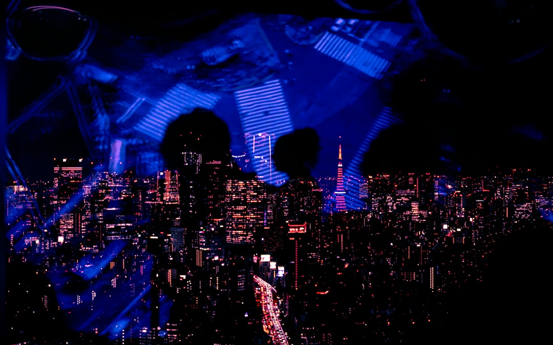 Futuristic city skyline with robotic automation and human professionals collaborating, sleek holographic displays, dawn ambient lighting, economic transformation, human-robot workforce integration con